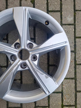 Laden Sie das Bild in den Galerie-Viewer, 1x Alufelge 17 Zoll 7.5&quot; 5x112 38ET Glanz Silber 8W0601025 Audi B9 Rim Wheel