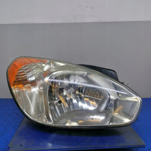 Laden Sie das Bild in den Galerie-Viewer, Frontscheinwerfer Hyundai Accent III 921021E0XX Rechts Scheinwerfer Headlight