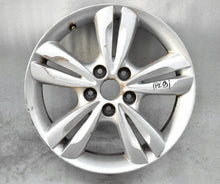 Laden Sie das Bild in den Galerie-Viewer, 1x Alufelge 17 Zoll 6.5&quot; 5x114.3 48ET Glanz Silber 52910-2S200 Hyundai Ix35