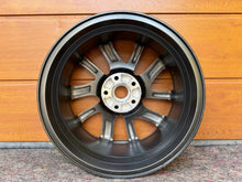 Laden Sie das Bild in den Galerie-Viewer, 1x Alufelge 17 Zoll 7.0" 5x114.3 52 5ET Glanz Grau 9965557070 Mazda 3 I FEL8279687553mh