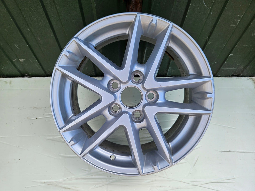 1x Alufelge 16 Zoll 6.5" 5x114.3 45ET Glanz Silber 42611-YY500 Toyota Auris
