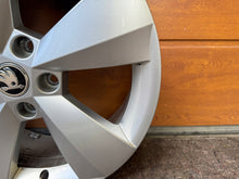 Laden Sie das Bild in den Galerie-Viewer, 1x Alufelge 17 Zoll 6.5&quot; 5x112 38ET Glanz Silber 565601025J Skoda Kodiaq