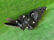 Laden Sie das Bild in den Galerie-Viewer, Frontscheinwerfer Mazda 3 BACS-51040 Links Scheinwerfer Headlight