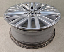 Laden Sie das Bild in den Galerie-Viewer, 1x Alufelge 16 Zoll 6.5" 5x112 46ET Glanz Silber 5G0601025AT VW Golf VII I FEL4988724548bd