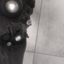 Laden Sie das Bild in den Galerie-Viewer, Frontscheinwerfer Toyota Aygo X 29316 Links Scheinwerfer Headlight SCH2987441921km