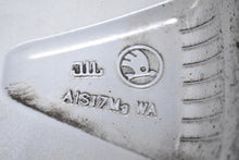 Laden Sie das Bild in den Galerie-Viewer, 1x Alufelge 17 Zoll 6.5&quot; 5x100 40ET Glanz Silber 657601025C Skoda Scala Kamiq