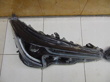 Laden Sie das Bild in den Galerie-Viewer, Frontscheinwerfer Toyota Corolla Ein Stück (Rechts oder Links) Headlight