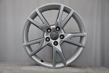 Laden Sie das Bild in den Galerie-Viewer, 1x Alufelge 17 Zoll 6.5" 5x112 33ET Glanz Silber 8U0071497 Audi Rim Wheel FEL6477120217gr