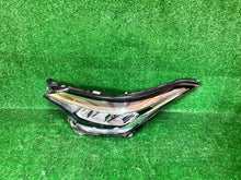 Laden Sie das Bild in den Galerie-Viewer, Frontscheinwerfer Toyota C-Hr 81170F4180 Links Scheinwerfer Headlight