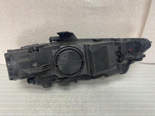 Laden Sie das Bild in den Galerie-Viewer, Frontscheinwerfer Audi A3 8V0941005E Xenon Ein Stück (Rechts oder Links) SCH9286159641ky