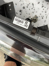 Laden Sie das Bild in den Galerie-Viewer, Frontscheinwerfer Toyota C-Hr Chr 81110-F4030 Ein Stück (Rechts oder Links)