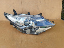 Load image into Gallery viewer, Frontscheinwerfer Toyota Auris 81110-02E21 Rechts Scheinwerfer Headlight