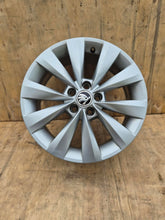 Laden Sie das Bild in den Galerie-Viewer, 1x Alufelge 16 Zoll 6.0" 5x100 38ET Glanz Silber 658601025K Skoda Fabia I FEL2888032439wg