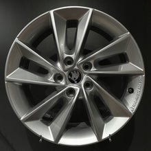 Load image into Gallery viewer, 1x Alufelge 17 Zoll 6.5&quot; 5x112 38ET Glanz Silber DK65738 Skoda Octavia Golf