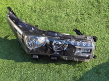 Laden Sie das Bild in den Galerie-Viewer, Frontscheinwerfer Toyota Corolla 81110-02E70-00 Rechts Scheinwerfer Headlight SCH2989308573me