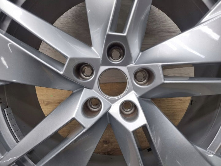 1x Alufelge 19 Zoll 8.0" 5x112 45ET Glanz Silber 5LA601025B Skoda Enyaq Iv FEL5807616601jt