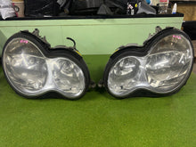 Laden Sie das Bild in den Galerie-Viewer, Frontscheinwerfer Mercedes-Benz W203 2038203261 Rechts Scheinwerfer Headlight SCH3134397966ko