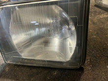 Laden Sie das Bild in den Galerie-Viewer, Frontscheinwerfer Land Rover I Discovery II Links Scheinwerfer Headlight SCH7619087469le