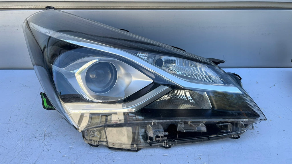 Frontscheinwerfer Toyota Yaris Rechts Scheinwerfer Headlight SCH4202706820sp