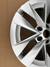 Load image into Gallery viewer, 1x Alufelge 17 Zoll 7.0" 5x112 46ET Glanz Silber 5E3601025E Skoda Octavia I FEL1158145200rf