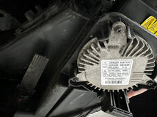 Laden Sie das Bild in den Galerie-Viewer, Frontscheinwerfer Kia Carens IV Xenon Rechts Scheinwerfer Headlight