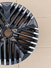 Load image into Gallery viewer, 1x Alufelge 17 Zoll 6.5&quot; 5x114.3 45ET Glanz Schwarz R337653 Nissan Leaf