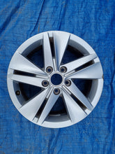 Load image into Gallery viewer, 1x Alufelge 16 Zoll 7.0&quot; 5x112 48ET Glanz Silber 5H0601025 VW Viii Rim Wheel