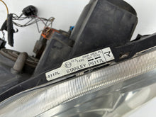 Laden Sie das Bild in den Galerie-Viewer, Frontscheinwerfer Mazda 5 I Xenon Ein Satz Scheinwerfer Headlight SCH5708621963gz