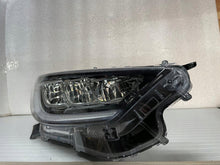 Laden Sie das Bild in den Galerie-Viewer, Frontscheinwerfer Toyota 4 Yaris LED Rechts Scheinwerfer Headlight