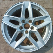 Laden Sie das Bild in den Galerie-Viewer, 1x Alufelge 17 Zoll 7.5&quot; 5x112 38ET Glanz Silber 8W0601025 Audi A4 B9 Rim Wheel