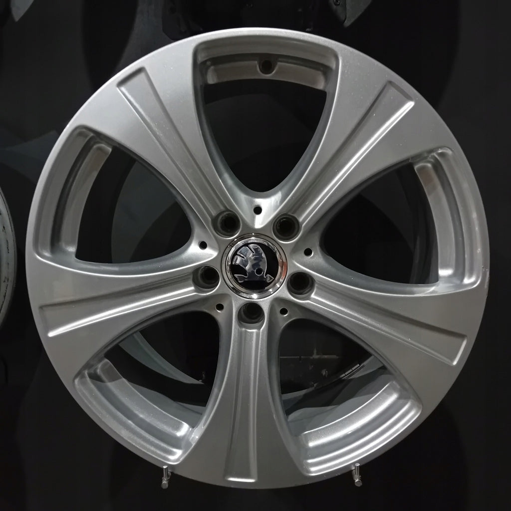 4x Alufelge 18 Zoll 8.0" 5x112 38ET Glanz Silber Mercedes-Benz Superb Iii FEL2793127390io