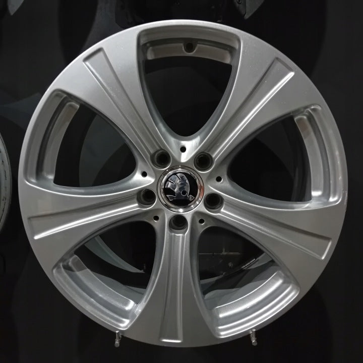 4x Alufelge 18 Zoll 8.0" 5x112 38ET Glanz Silber Mercedes-Benz Superb Iii FEL2793127390io