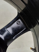 Laden Sie das Bild in den Galerie-Viewer, 1x Alufelge 17 Zoll 7.0" 4x108 38ET Glanz Schwarz 9832281680 Opel Corsa F FEL6135877617so