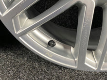 Laden Sie das Bild in den Galerie-Viewer, 1x Alufelge 18 Zoll 8.5&quot; 5x112 50ET Glanz Silber 8S0601025M Audi Tt Rim Wheel