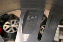 Laden Sie das Bild in den Galerie-Viewer, 1x Alufelge 17 Zoll 7.0&quot; 5x105 42ET Glanz Silber YP00064180 Opel Mokka Rim Wheel