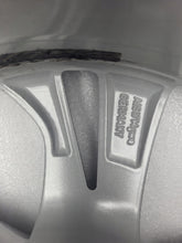 Laden Sie das Bild in den Galerie-Viewer, 1x Alufelge 17 Zoll 7.5&quot; 5x105 44ET Glanz Silber 13409657 OP114 Opel Astra