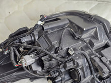 Laden Sie das Bild in den Galerie-Viewer, Frontscheinwerfer Toyota Corolla 81110-02S70 LED Ein Stück (Rechts oder Links)