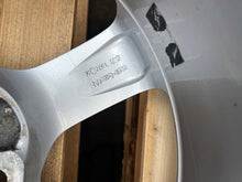 Laden Sie das Bild in den Galerie-Viewer, 1x Alufelge 18 Zoll 8.0" 5x130 Glanz 98736213601 Porsche Boxster 987 Rim Wheel FEL6341490541ll