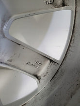 Laden Sie das Bild in den Galerie-Viewer, 1x Alufelge 17 Zoll 8.0&quot; 5x108 31362838 Volvo Rim Wheel