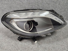 Laden Sie das Bild in den Galerie-Viewer, Frontscheinwerfer Mercedes-Benz W246 A2468201661 030127127200 Xenon Rechts SCH9029967737th