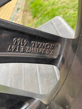 Laden Sie das Bild in den Galerie-Viewer, 1x Alufelge 18 Zoll 7.0&quot; 5x100 47ET Glanz Schwarz 6F9071498A Seat Arona