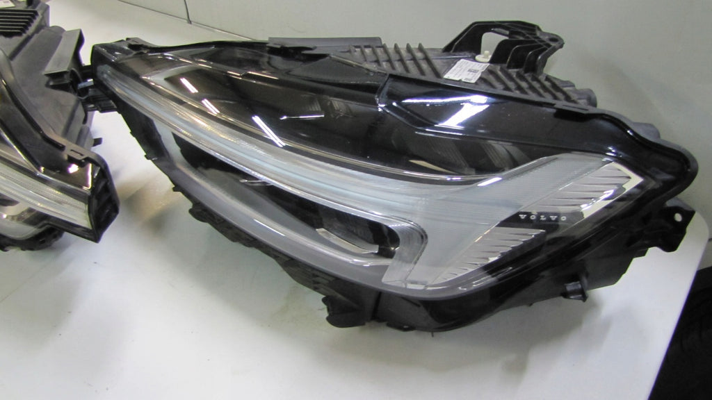 Frontscheinwerfer Volvo Xc60 II 32133544 LED Ein Stück (Rechts oder Links) SCH2756114107um