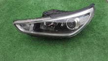 Laden Sie das Bild in den Galerie-Viewer, Frontscheinwerfer Hyundai I30 III G4921-22010 Halogen Links Headlight