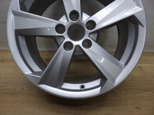 Laden Sie das Bild in den Galerie-Viewer, 1x Alufelge 17 Zoll 7.0&quot; 5x112 45ET Glanz Silber 81A601025 Audi Q2 Rim Wheel