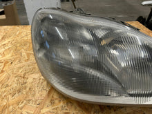Laden Sie das Bild in den Galerie-Viewer, Frontscheinwerfer Mercedes-Benz W220 A2208200661 Rechts Scheinwerfer Headlight SCH8026616300pc