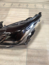 Laden Sie das Bild in den Galerie-Viewer, Frontscheinwerfer Toyota Corolla 8115002T31 LED Ein Stück (Rechts oder Links)