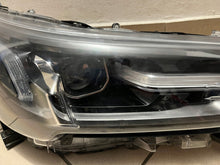 Laden Sie das Bild in den Galerie-Viewer, Frontscheinwerfer Toyota Hilux VIII 1EJ-923364 Rechts Scheinwerfer Headlight