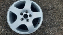 Load image into Gallery viewer, 1x Alufelge 16 Zoll 7.0" 5x112 45ET Glanz Silber 8D0601025C Audi A4 B5 C5 B7 FEL6829623294ly