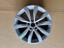 Laden Sie das Bild in den Galerie-Viewer, 1x Alufelge 17 Zoll 6.5" 5x112 5C0601025F VW Beetle Rim Wheel FEL2080965650ti