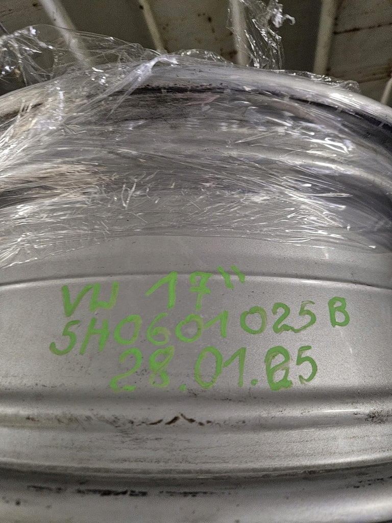 1x Alufelge 17 Zoll 6.5" 5x112 46ET Glanz Silber 5H0601025B VW Golf Viii FEL1702047153tn